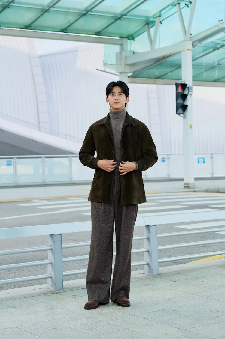 玉澤演的大地色機場時尚相當溫暖。品牌提供