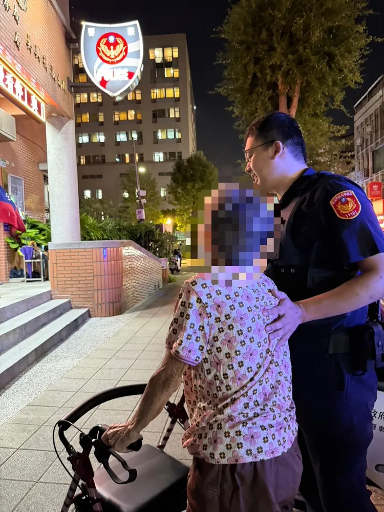 警方攙扶老婦人返回派出所休息。翻攝畫面