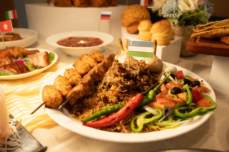 烏茲別克羊肉手抓飯（Uzbek Palov）搭配阿奇楚楚克莎拉（Shakarap），以爐烤羊肉與香料慢火燉煮，米粒粒粒分明、香氣四溢。業者提供