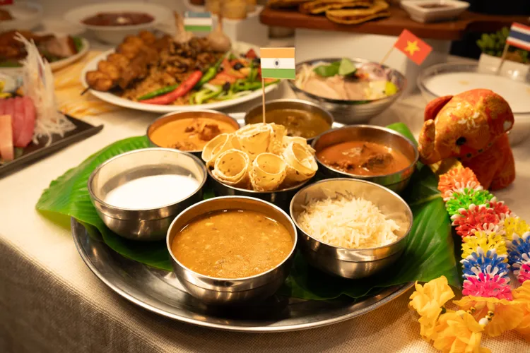 使用坦都里烤爐爐烤的印度烤餅（Naan），搭配濃郁道地的印度咖哩，香氣四溢、層次豐富。業者提供