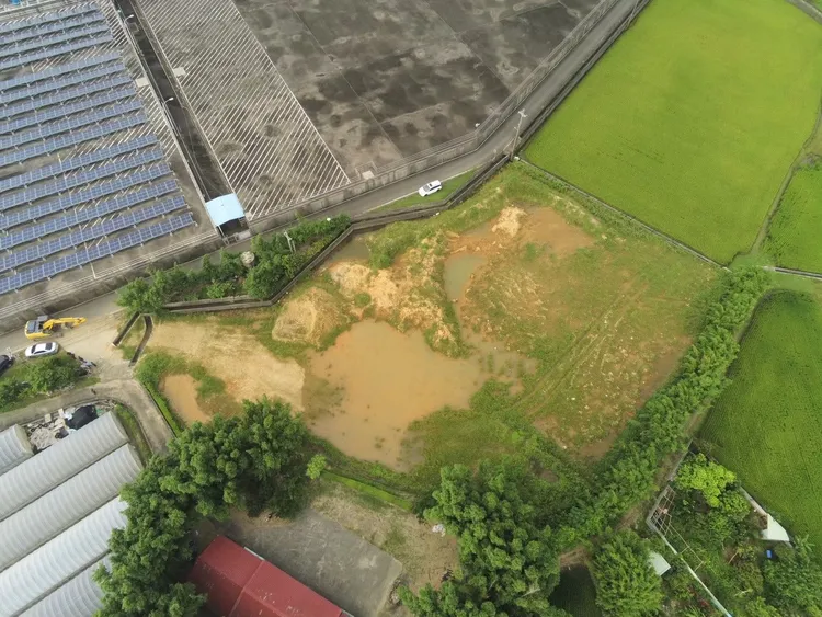 農地遭污染破壞無法耕作。桃園地檢署提供
