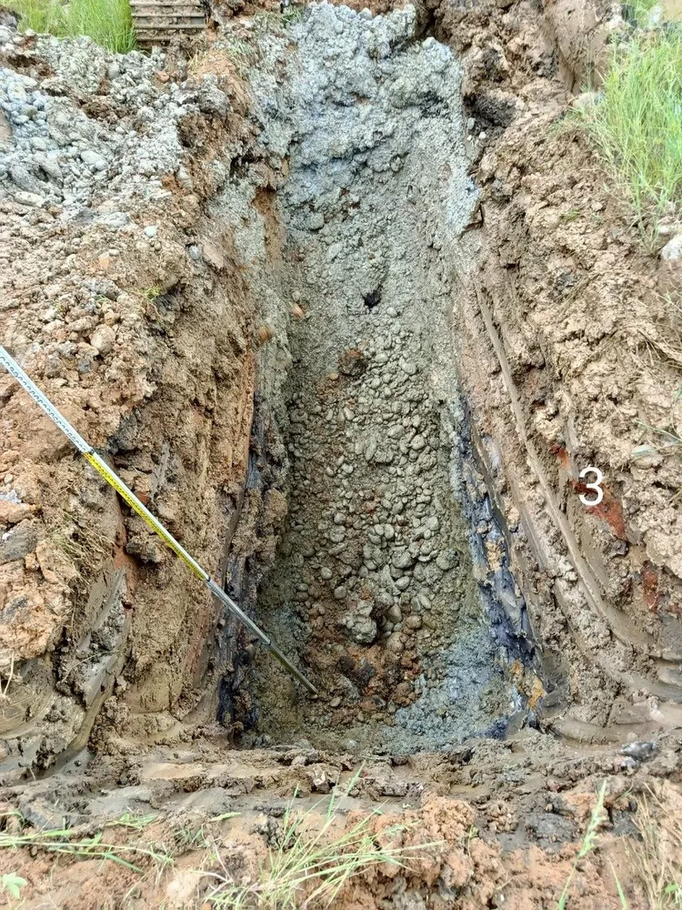 傾倒污泥。桃園地檢署提供