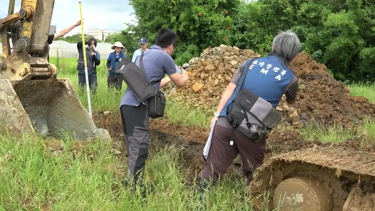 农地堆置废弃物。桃园地检署提供