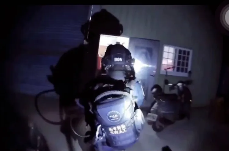 南警強勢攻堅七股魚塭倉庫職業賭場逮39人。翻攝畫面