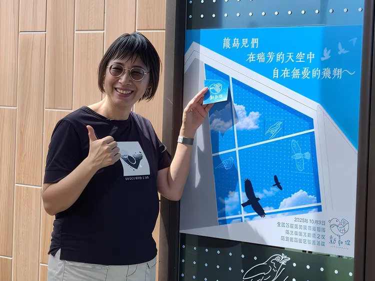 農業局副局長劉淑芬完成最後一塊防窗殺拼貼。動保處提供