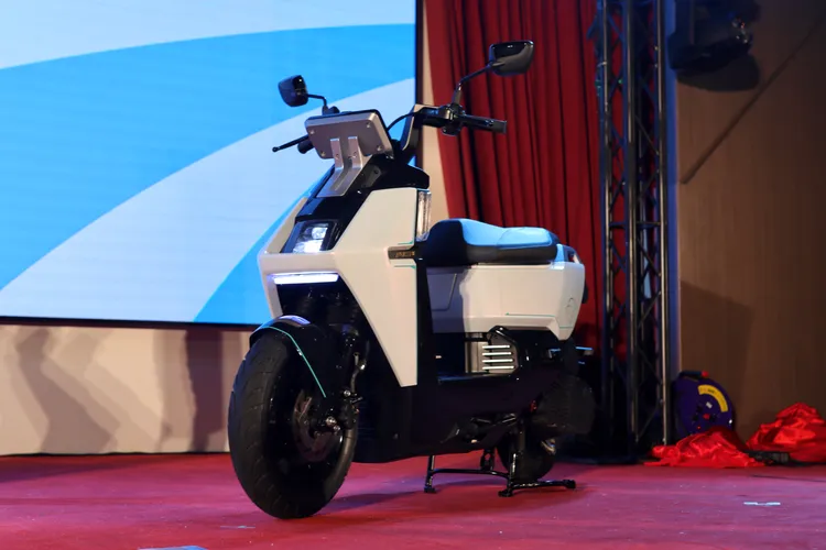 PE3配備1.5kWh電池，單純使用電力可行駛約58公里；油箱容量為3公升，每公升油可再提供約89公里的續航。業者提供