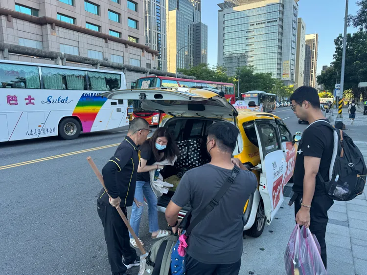 台北出發的「鏟子超人專車」。55688台灣大車隊提供