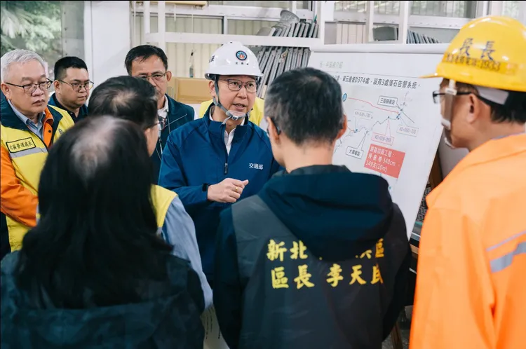 交通部長陳世凱（右起3）於台鐵平溪線視察。交通部提供