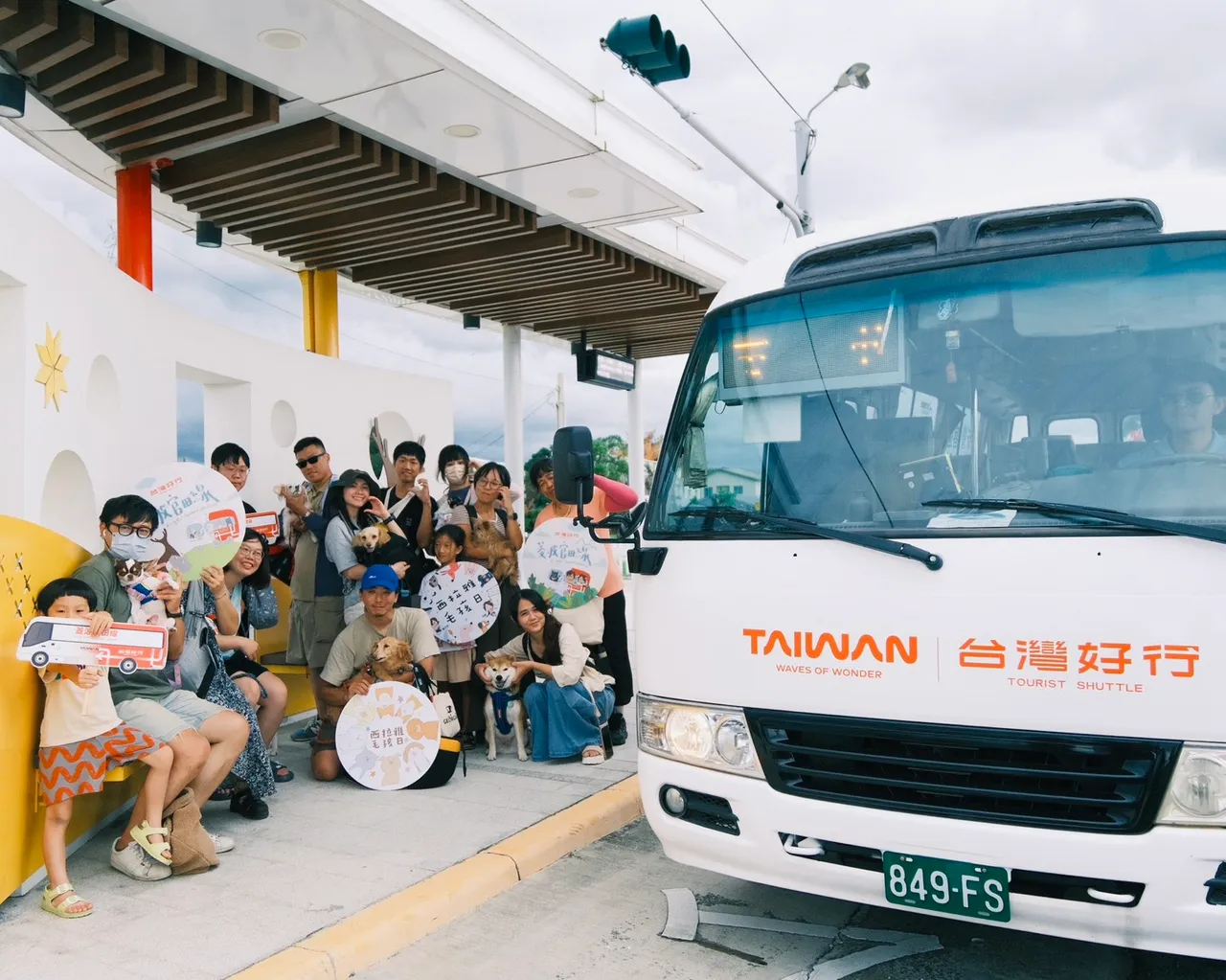 饲主跟毛小孩一起搭乘台湾好行专车,畅游南市景点。西拉雅风管处提供
