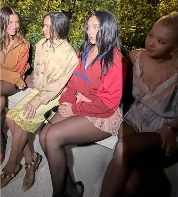 英国女歌手Charli XCX Po出的4人合影,Rosé整个在阴影中。翻摄Charli XCX IG