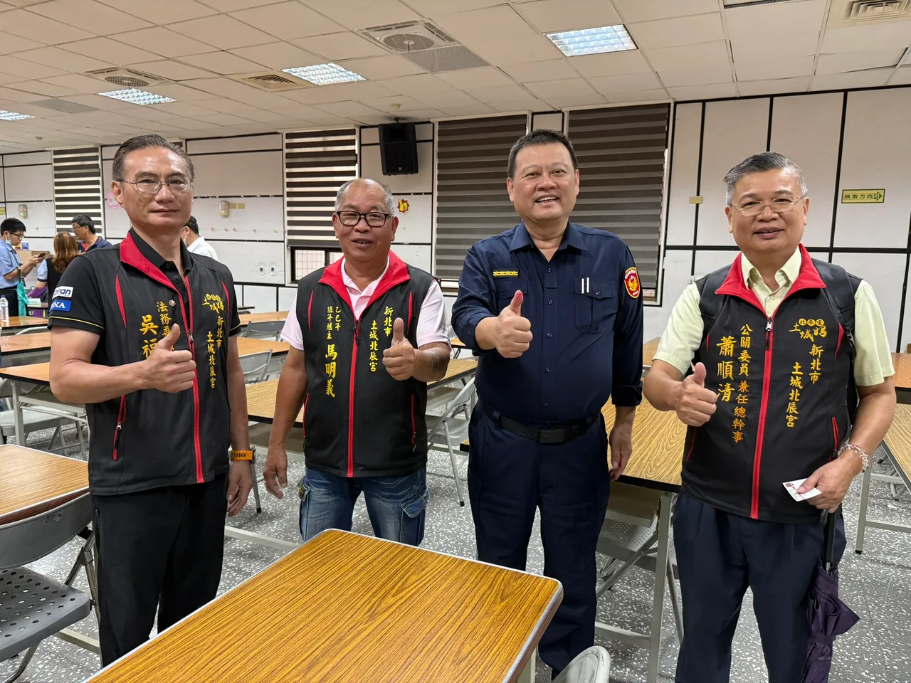 土城分局长陈建龙亲自率同相关干部提前整备,缜密规划交通疏导与队伍安维措施,并结合地方民力共同协勤。翻摄画面