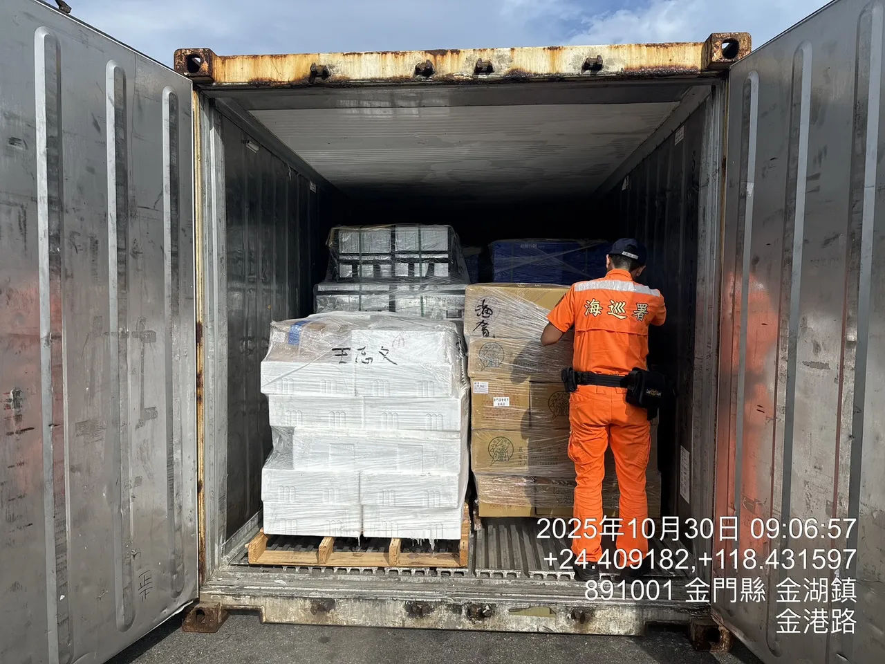 海巡署全面提高国内航班物流拆检。翻摄画面