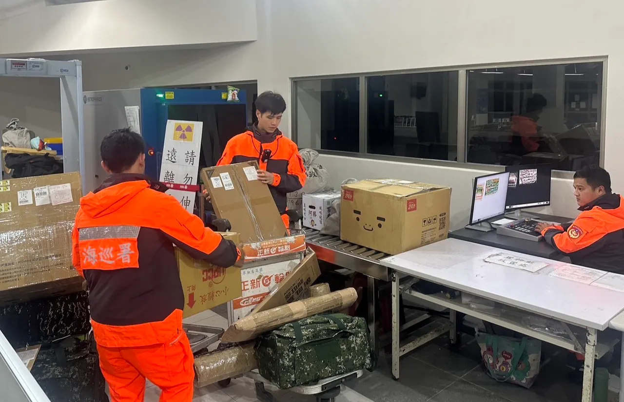 海巡署全面提高国内航班物流拆检。翻摄画面