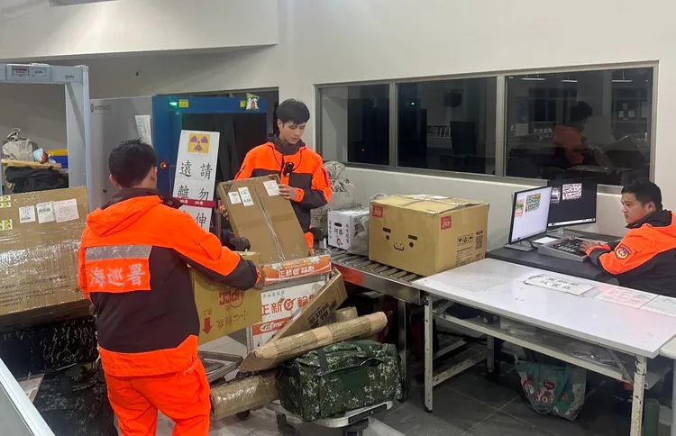 海巡署全面提高國內航班物流拆檢。翻攝畫面