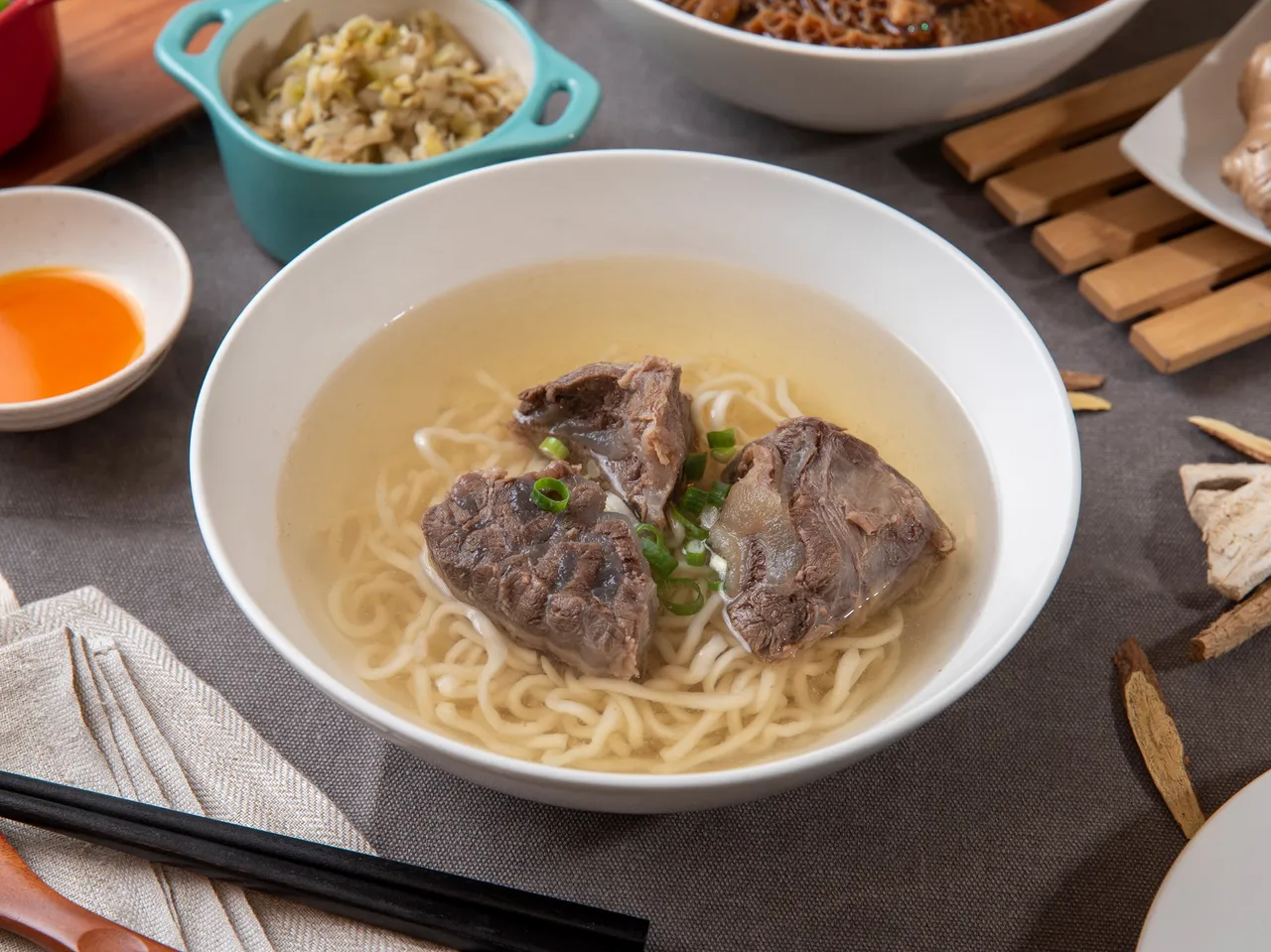 2年获米其林必比登推荐的「可口牛肉面」,店内招牌必吃红烧、清炖半筋半肉牛肉面。翻摄业者脸书