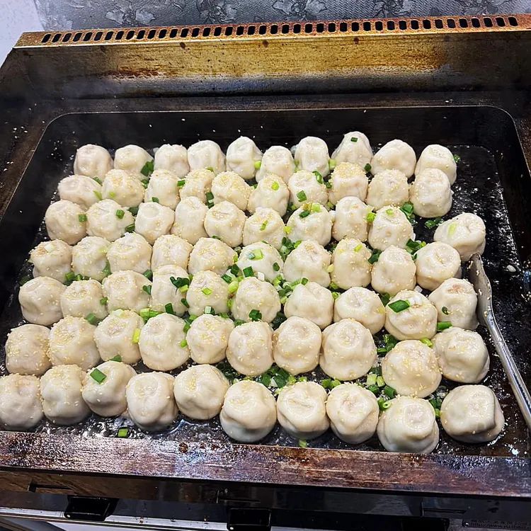 「滬舍餘味」老闆是來自上海的中醫師，在台復刻出上海外公大廚的好味道，推薦必吃鮮肉生煎包。翻攝業者臉書