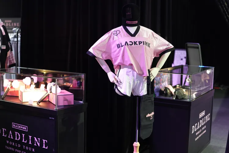 現場展示許多BLACKPINK周邊。彭欣偉攝