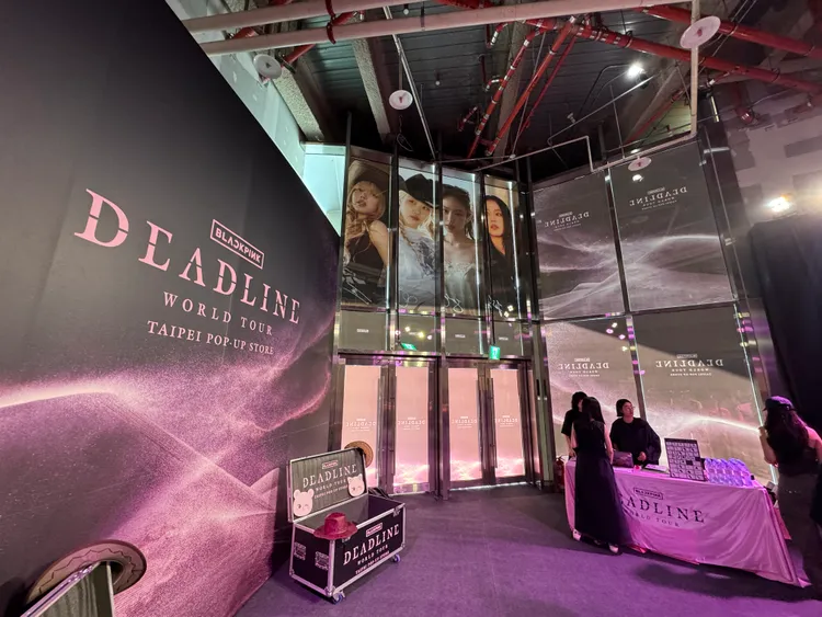 入口大門上方有Lisa、ROSÉ、Jennie、Jisoo大看板，從外面就能一目了然找到快閃店位置。彭欣偉攝