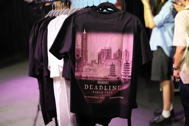 城市限定款T恤，背後有龍虎塔、85大樓等高雄著名地標，只有台灣才買得到。彭欣偉攝