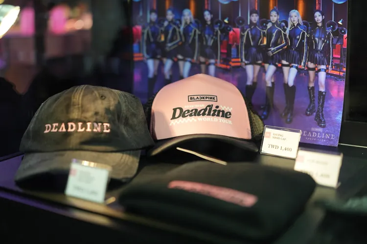 BLACKPINK巡演周邊帽子有代表色黑、粉紅色2款。彭欣偉攝