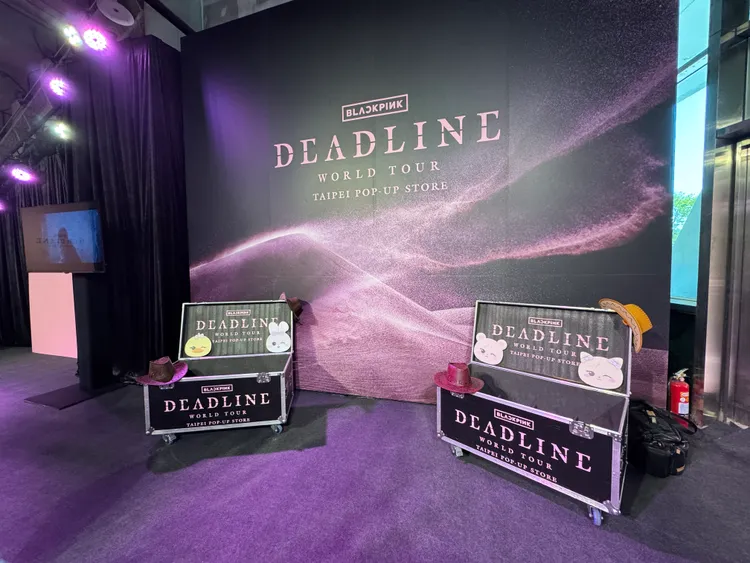 BLACKPINK的角色人偶在入口迎接粉絲。彭欣偉攝