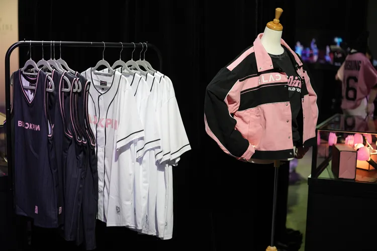 BLACKPINK巡演周邊有籃球、棒球球衣、夾克外套。彭欣偉攝