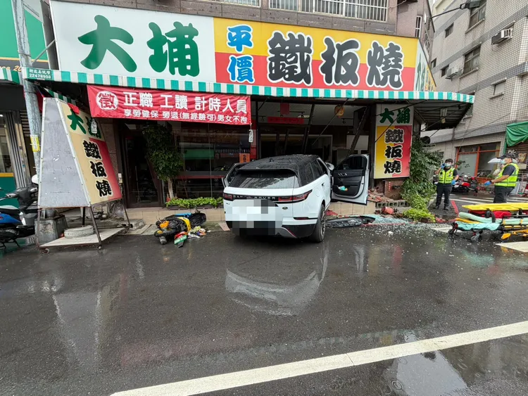 何男开著白色休旅车不明原因撞进大埔铁板烧,消防员救援时发现他脖子上竟还有一道深且长的刀伤。翻摄画面