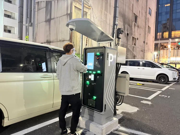 USPACE東京六本木場域目前仍設置自助收費亭，因日本消費者普遍習慣以現金支付。趙筱文攝