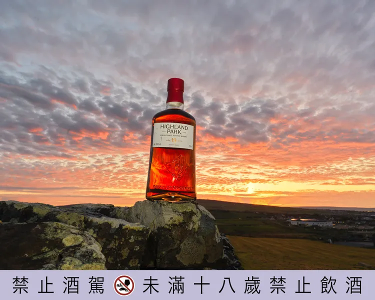 「Sherry Skies 雪莉天空19年」由Gordon Motion精挑九只橡木桶勾兌而成，靈感源於奧克尼群島夏季日落的燦爛晚霞，酒液呈現自然深銅色。業者提供