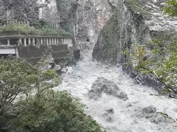 燕子口堰塞湖溃决立立雾溪水暴涨知名景点酋长岩遭掩没。林保署花莲分署提供