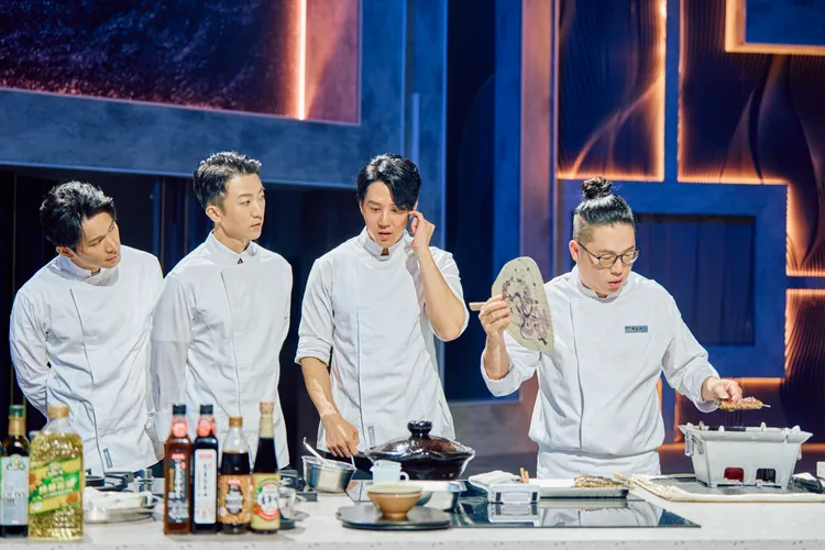 姚淳耀（左起）、張懷秋、胡宇威看主廚鄭淳豪靠著炭火烤鰻魚飯擄獲人心。華視提供