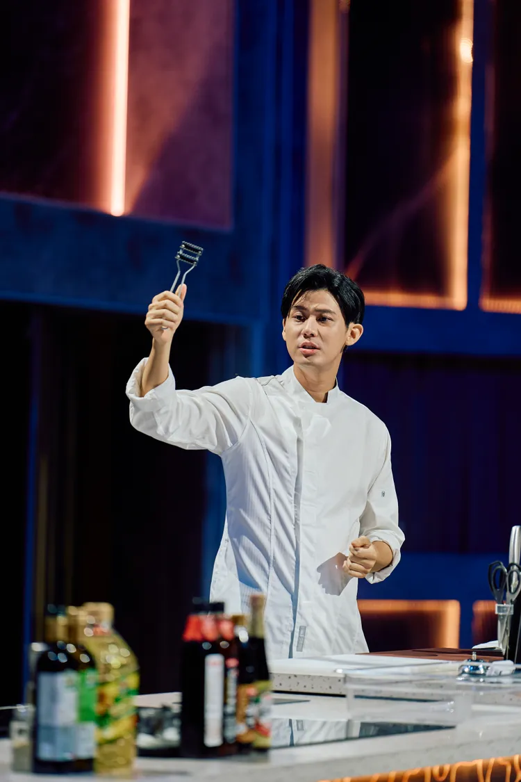 李玉璽首次挑戰除魚鱗。華視提供