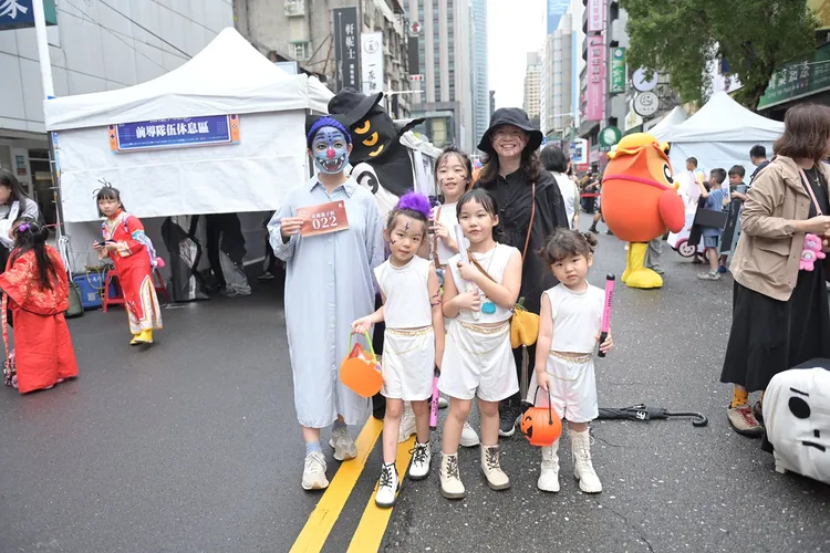 變裝比賽分為變裝達人組及童趣親子組，主題不限，現場聚集多組參賽者，展示各種厲害、絢麗、搞怪又吸睛的造型秀。經發局提供