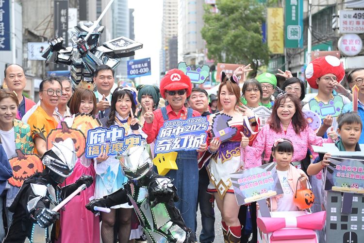 府中「搞什麼鬼」跨界電玩登場！　侯友宜化身瑪利歐俏皮登入萬聖派對
