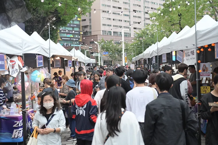 府中搞什麼鬼活動包含萬聖踩街遊行、變裝比賽、實境解謎、集章任務、討糖活動、搞怪市集及舞台表演等豐富內容，不來會後悔。經發局提供