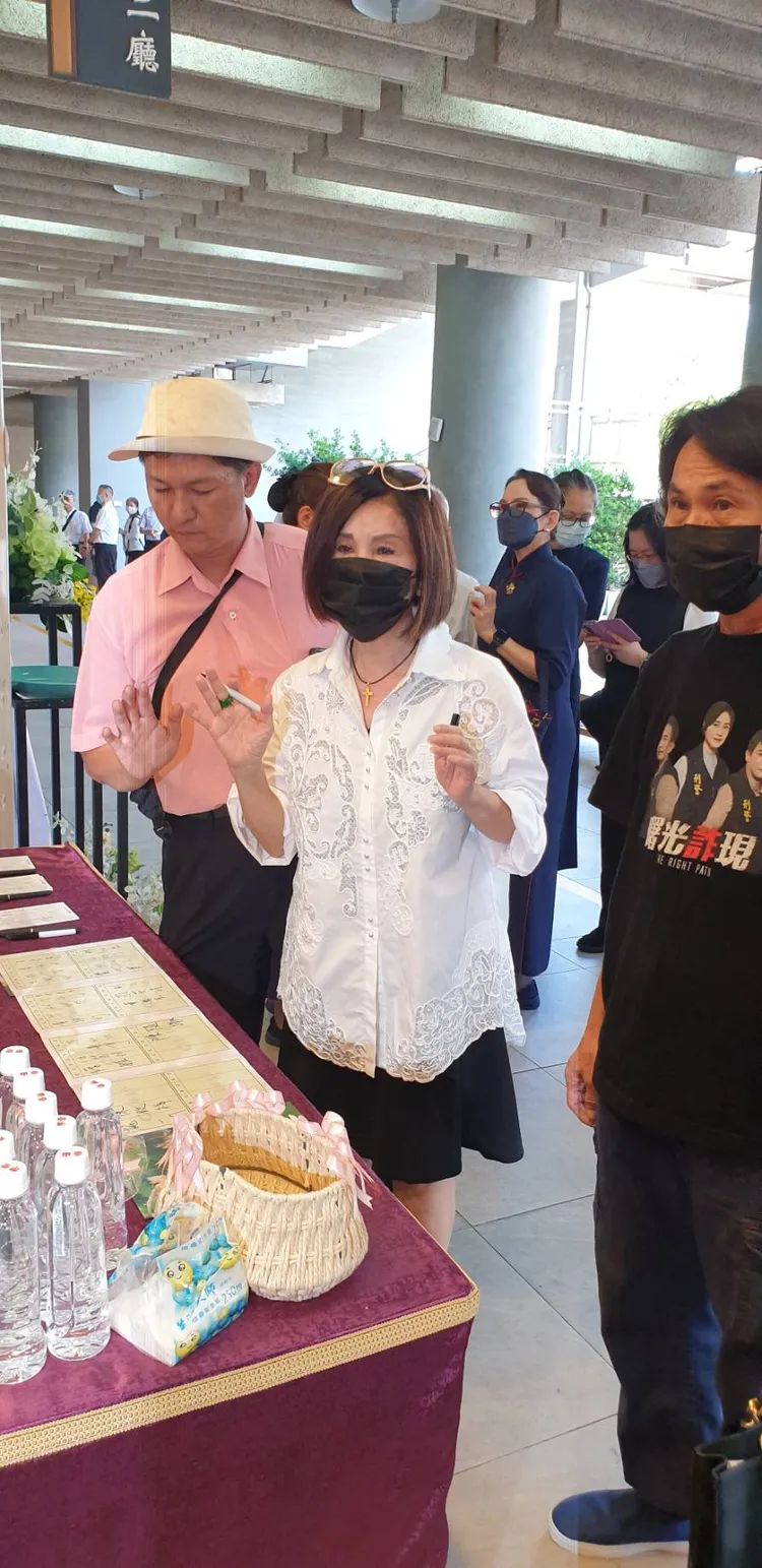 恬娃到場致哀。張瑞振攝