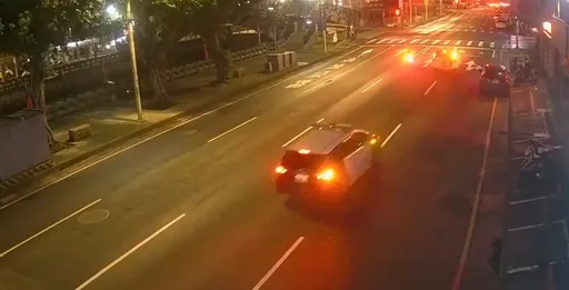 藏喪屍煙彈拒檢！基隆男掛註銷車牌衝撞警車　驚險追逐畫面曝