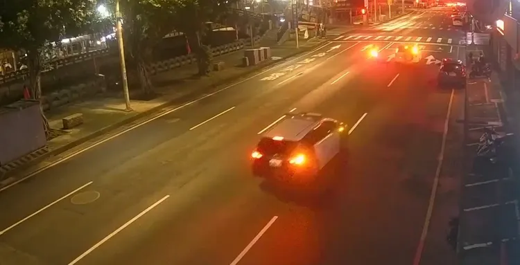 双方一路追逐至文化中心前，叶男才因碰撞失控遭逮。翻摄照片