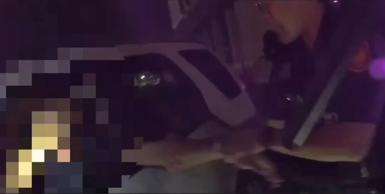 警员见叶男失控立刻将其拖下车逮捕。翻摄照片