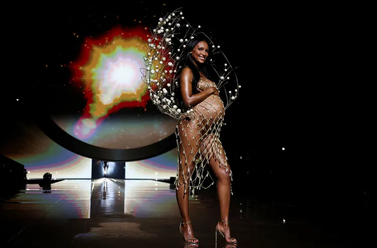 開場由賈絲敏圖克斯（Jasmine Tookes）登台，她身穿金色網紗罩衫，露出孕肚，內搭絲質咖啡色胸罩與丁字褲，背後以巨型珍珠裝飾的貝殼骨架取代翅膀。路透