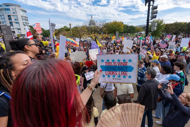 全美各地出現抗議川普的群眾。美聯社
