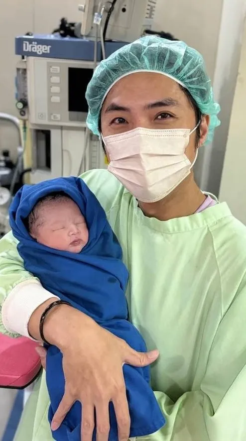 李運慶抱著次女，滿臉喜悅。翻攝洪詩IG