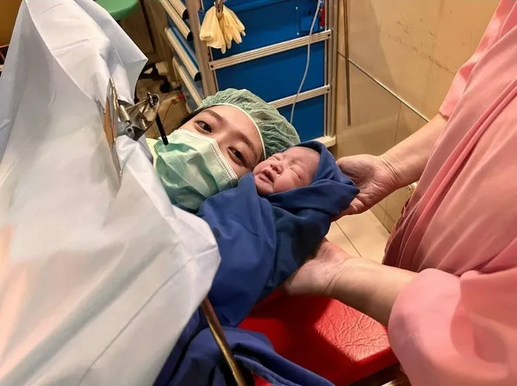 洪詩看到次女出生，感動落淚。翻攝洪詩IG