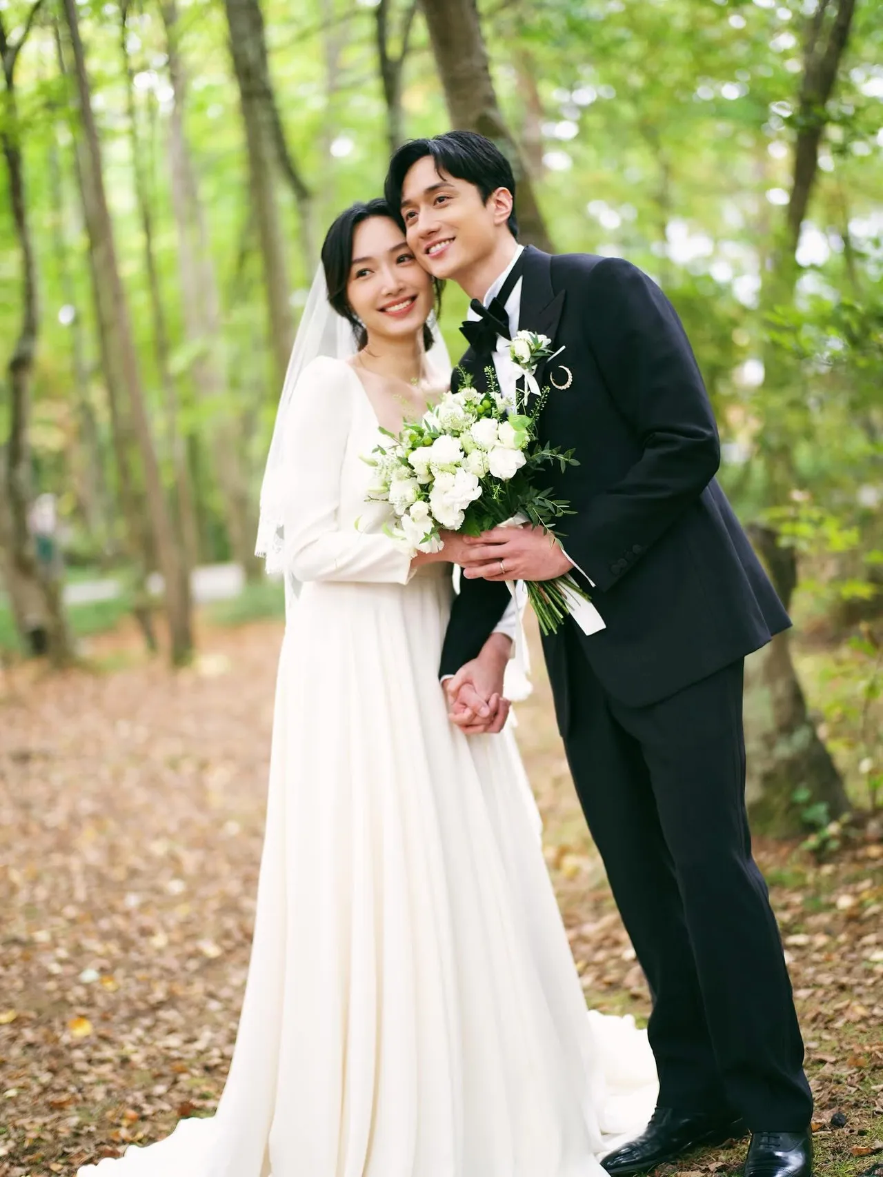 刘俊谦(右)与蔡思韵复古婚纱唯美。摘自脸书
