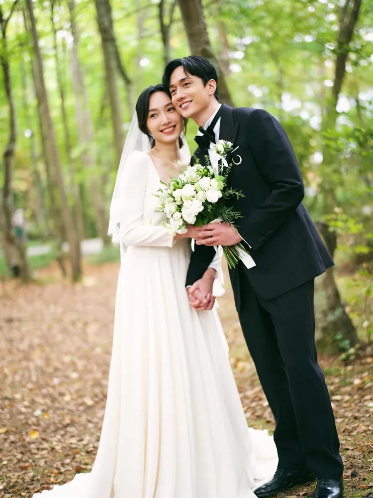 劉俊謙（右）與蔡思韵復古婚紗唯美。摘自臉書