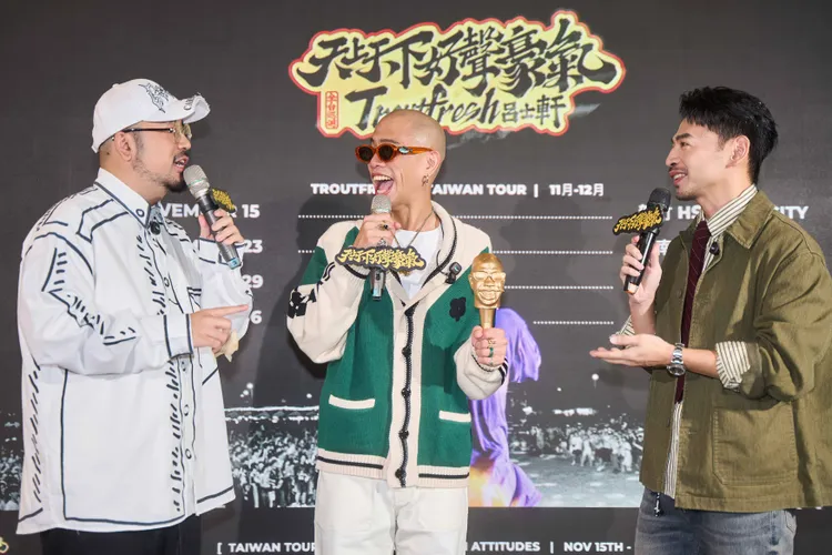 阿達（左）與阿Ken擔任主持人，祝賀呂士軒巡演開出好票房。我宅有限公司提供