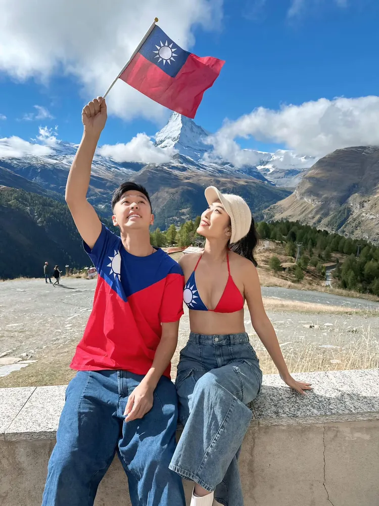 香蕉與老婆在瑞士揮舞國旗。翻攝香蕉臉書