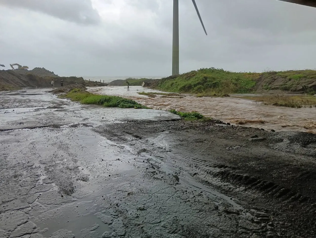 連日豪雨導致溪水暴漲,路面與河面傻傻分不清楚。翻攝畫面