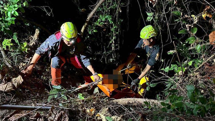 南投男墜30公尺高崖　「嘔吐聲」引搜救員注意！撿回一命