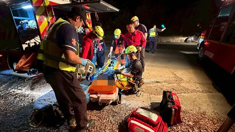 搜救人員用吊掛方式將墜崖男子運送上路面。翻攝畫面